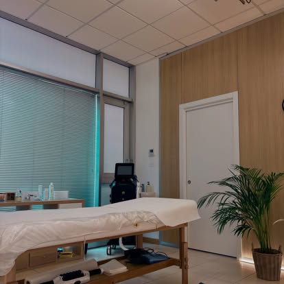 Cabina trattamenti con lettino e tecnologie professionali